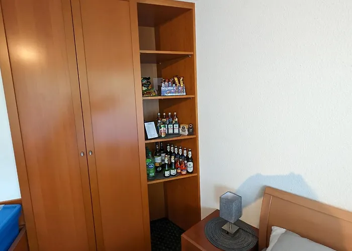 Apartment Mit Balkon Und Pool, Zentral Am Waldrand