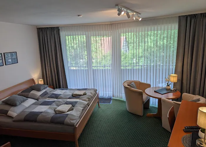 Apartment Mit Balkon Und Pool, Zentral Am Waldrand