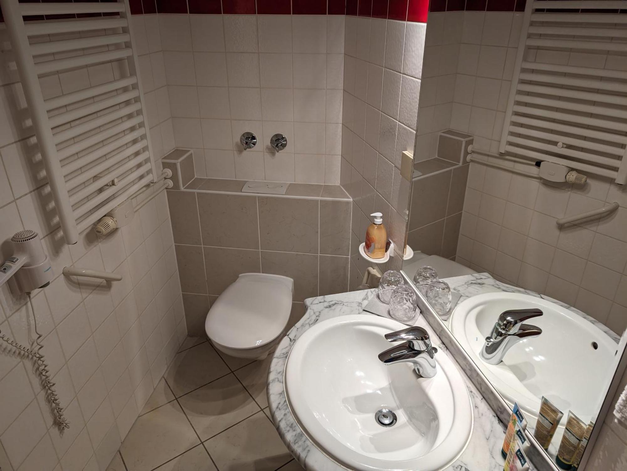 Mit Balkon Und Pool, Zentral Am Waldrand Appartement *