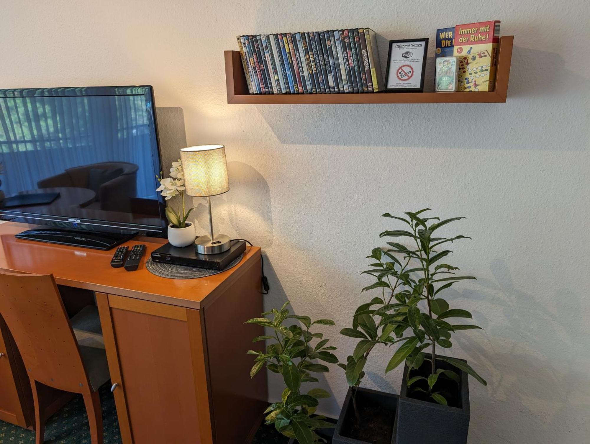 Mit Balkon Und Pool, Zentral Am Waldrand Appartement