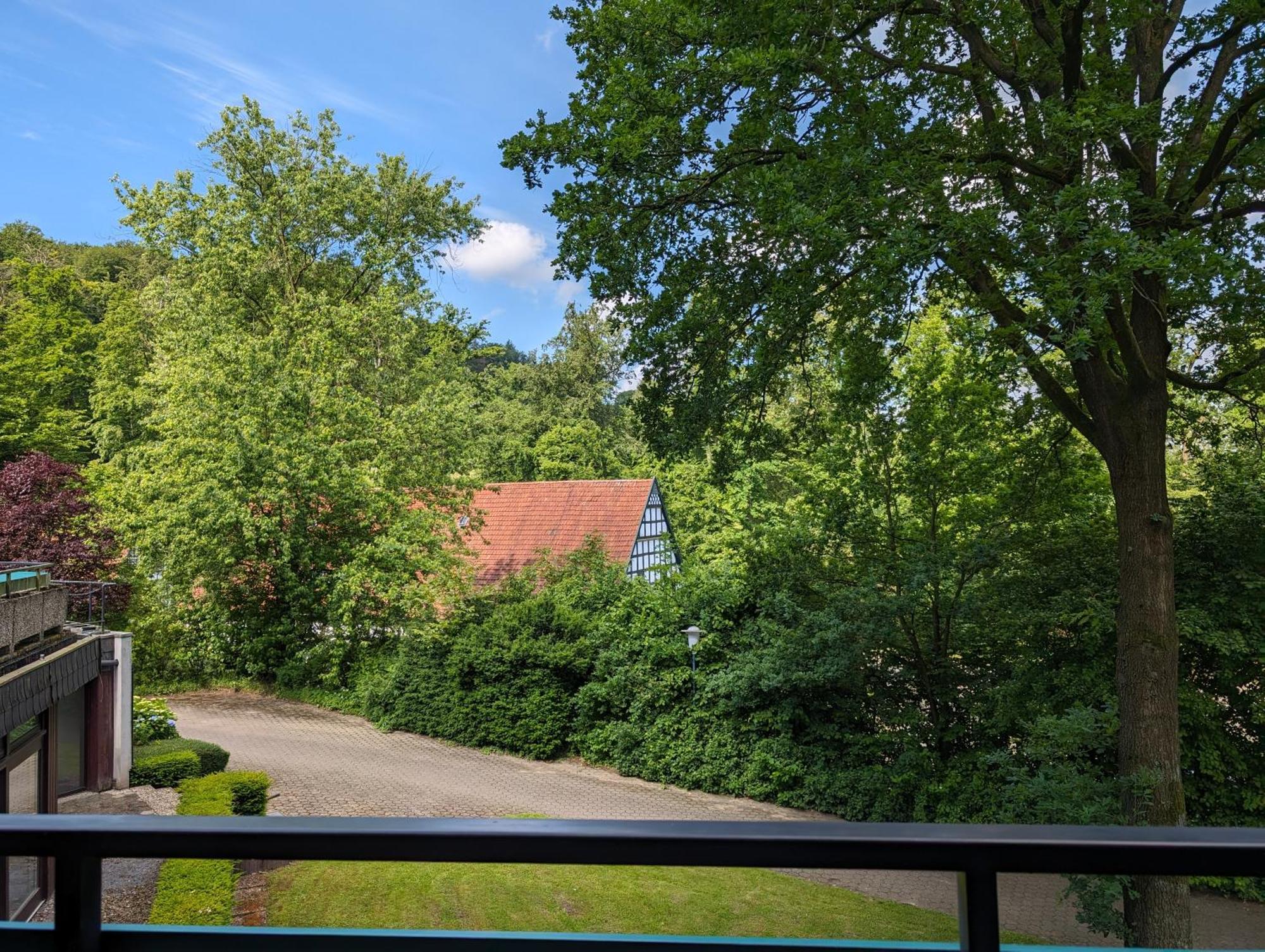 Mit Balkon Und Pool, Zentral Am Waldrand Appartement